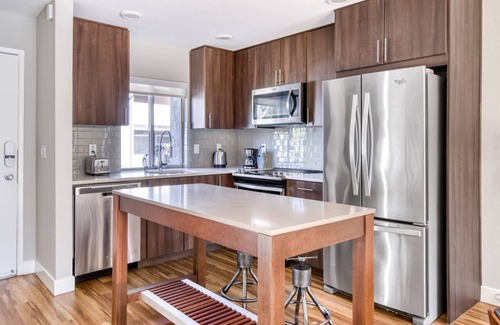 Mountain View House | Hip Mountain View 2BR Townhome w/Garage, highway access, by Blueground