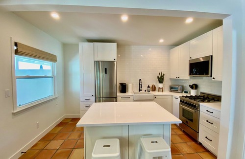 Townsite House | Hip 'North Jetty Bungalow' - Yard w/Hot Tub, Fire Pit + A/C + Washer/Dryer