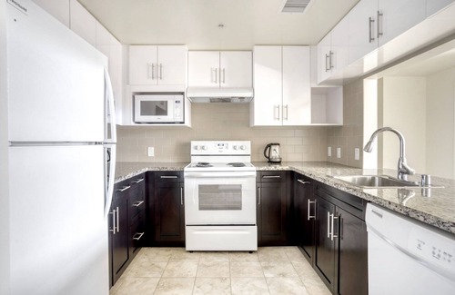 Evergreen Park Apartment | Hip Palo Alto 2BR w/W/D & Pool, walk to Pinterest, by Blueground