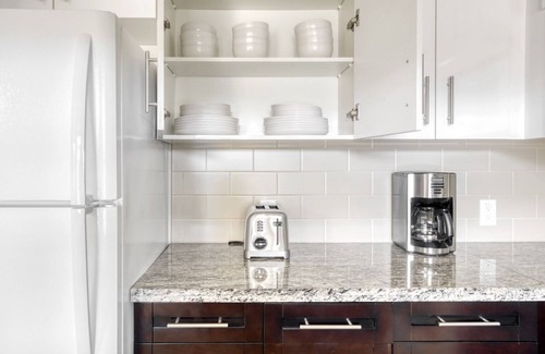 Evergreen Park Apartment | Hip Palo Alto 2BR w/W/D & Pool, walk to Pinterest, by Blueground