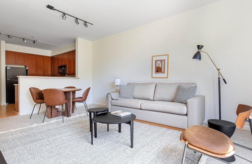 San Jose Apartment | Hip San Jose 1BR w/Gym, Pool, W/D, walk to WF + Caltrain, by Blueground