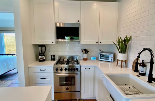 Townsite House | Hip 'South Jetty Bungalow' - Yard w/Hot Tub, Fire Pit + A/C + Washer/Dryer
