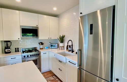 Townsite House | Hip 'South Jetty Bungalow' - Yard w/Hot Tub, Fire Pit + A/C + Washer/Dryer