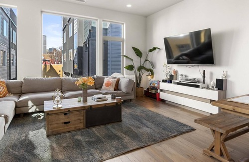 Golden Triangle House | Hip Townhome w/ Rooftop Views - Walk to Everything
