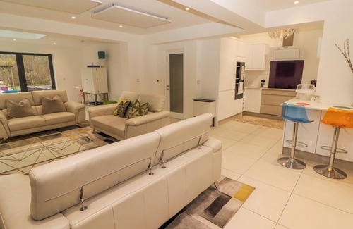 Merthyr Tydfil Cottage | HIRAETH, pet friendly, with hot tub in Cefn-Coed-Y-Cymmer