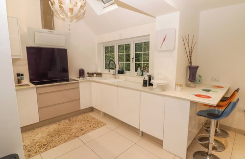 Merthyr Tydfil Cottage | HIRAETH, pet friendly, with hot tub in Cefn-Coed-Y-Cymmer