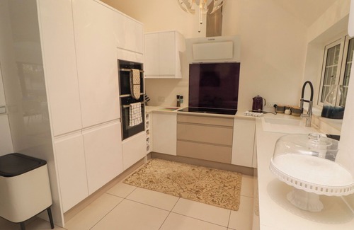 Merthyr Tydfil Cottage | HIRAETH, pet friendly, with hot tub in Cefn-Coed-Y-Cymmer
