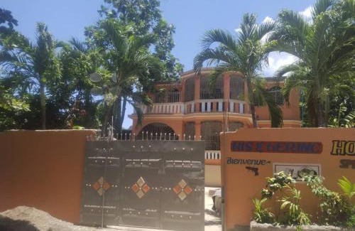 Nord-Ouest Department Bed & Breakfast | HIS and HER Hotel Bar Restro