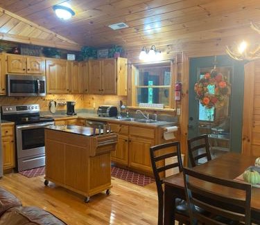 Gatlinburg - Pigeon Forge Ski Chalet | His Promises Cabin