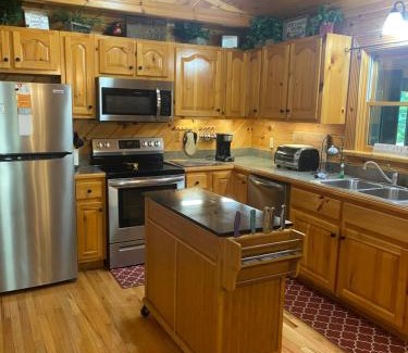 Gatlinburg - Pigeon Forge Ski Chalet | His Promises Cabin