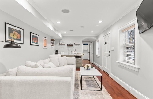 Old Town Alexandria House | Historic 1800's 2BR/2BA Charming Home near King Street