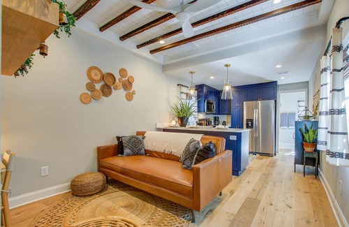 Downtown Charleston Cottage | Historic 1880s Freeman Cottage *5 min to King St