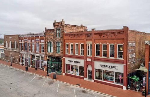 Guthrie Bed & Breakfast | Historic 1902 Vinyl Loft Downtown Guthrie