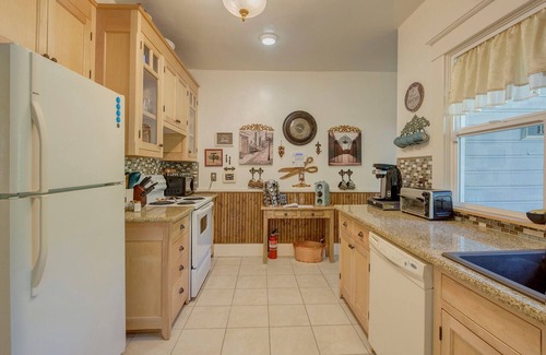 Grants Pass House | Historic 1912 Home with Park & Pickleball Across near DT Grants Pass