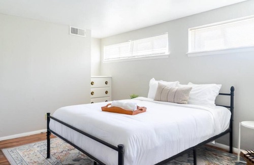 Lincoln Terrace Apartment | Historic 1920s Brick Beauty in Medical District