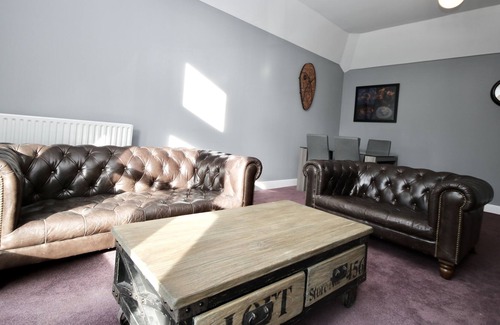 Elgin Apartment | Historic 2Bed&2Bath Apartment-Free Parking & WiFi