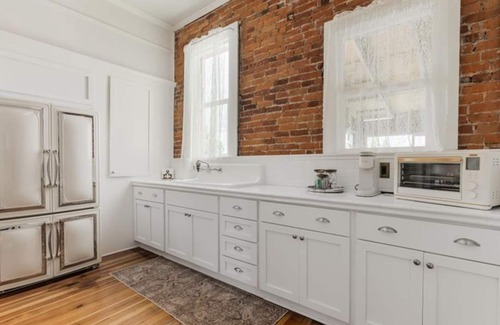 Newberg Condo | Historic 2BR Loft in the Heart of Newberg – The 1888