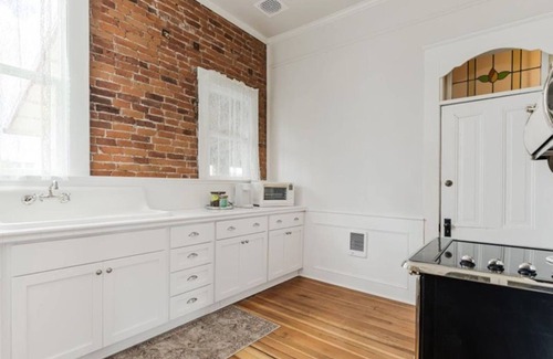 Newberg Condo | Historic 2BR Loft in the Heart of Newberg – The 1888