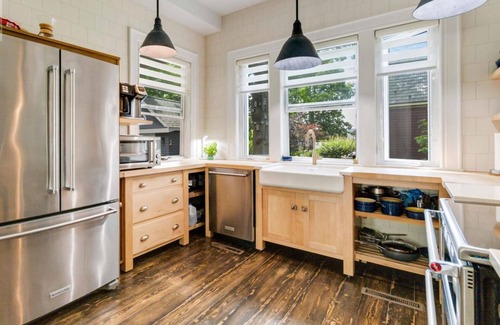 Shelburne House | Historic 3-bedroom house with a beautiful garden in oceanfront Shelburne.