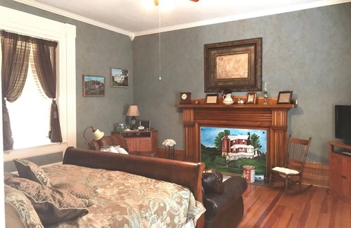 Wytheville Other | Historic 4-bedroom farmhouse with WiFi, HVAC in quite Cove