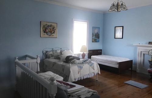 Wytheville Other | Historic 4-bedroom farmhouse with WiFi, HVAC in quite Cove