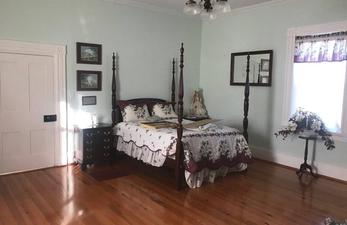 Wytheville Other | Historic 4-bedroom farmhouse with WiFi, HVAC in quite Cove