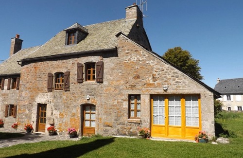 La Trinitat Cottage | Historic 4-bedroom house with fireplace, enclosed garden and pets allowed