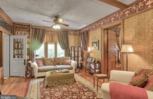 York House | Historic 5-bedroom house with 4 car garage