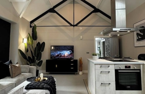 Northern Quarter Apartment | Historic 5* Tudor Residence: Penthouse