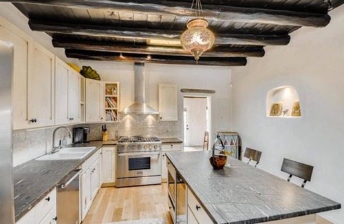 Northeast Santa Fe House | Historic adobe Downtown Compound for Large Groups, Walk to Plaza