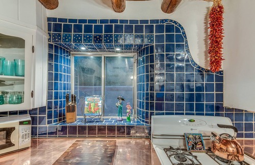 Historic Eastside House | *Historic Adobe w Hot Tub & Bikes, Centrally located on Canyon Road*