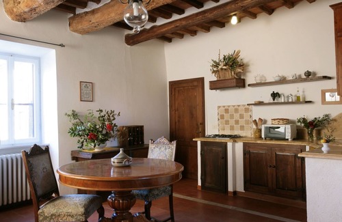 Asciano Apartment | Historic apartment in the heart of Crete Senesi
