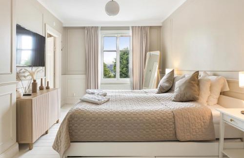 Huvudsta Apartment | Historic apartment near the city by the water
