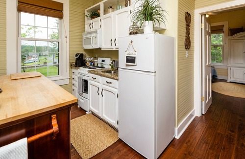 Blue Ridge Cottage | Historic Artist's Cottage on 5 Acre Property Near Blue Ridge Mts. and Wineries