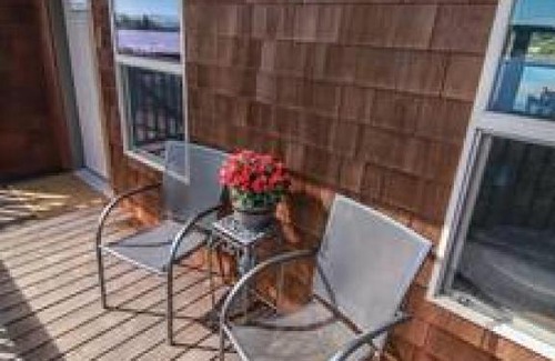 Astoria Apartment | Historic Astoria Waterfront Views & Vintage Vibes