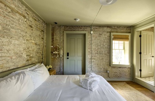 Harleston Village Bed & Breakfast | Historic B&B King Suite- Walk to King