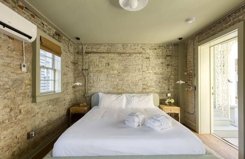 Harleston Village Bed & Breakfast | Historic B&B King Suite- Walk to King