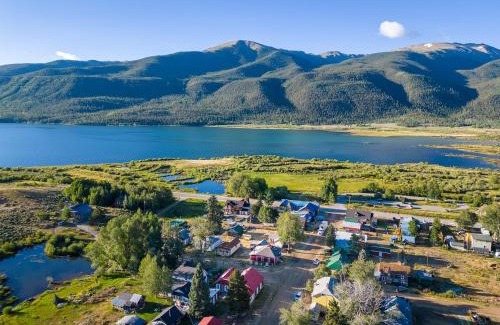 Twin Lakes House | Historic Boho Brothel Lake Retreat Fast Wifi