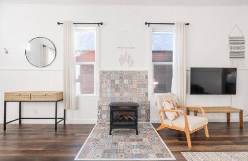 Twin Lakes House | Historic Boho Brothel Lake Retreat Fast Wifi