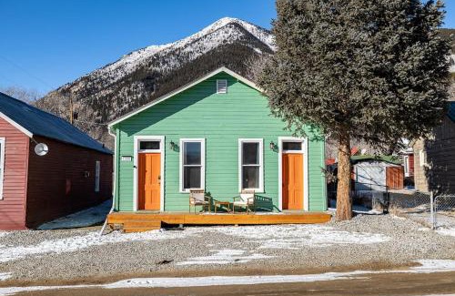 Twin Lakes House | Historic Boho Brothel Lake Retreat Fast Wifi