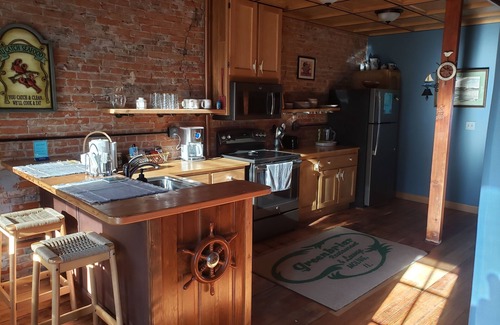 Hampton Apartment | Historic building on the Mississippi River