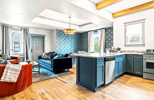Downtown Historic District Apartment | Historic Building in District w/Balcony: 1BR/1BA