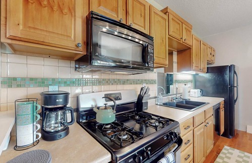 Silver Hill House | Historic Bungalow w/porch, King1bd/1ba, Recently Renovated