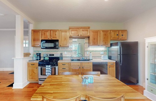 Silver Hill House | Historic Bungalow w/porch, King1bd/1ba, Recently Renovated
