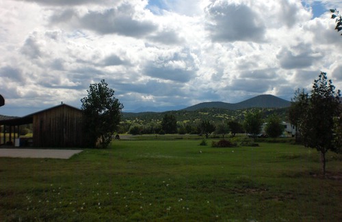 Glencoe Apartment | Historic Cold West Investigations opens their large studio Bunkhouse to you.