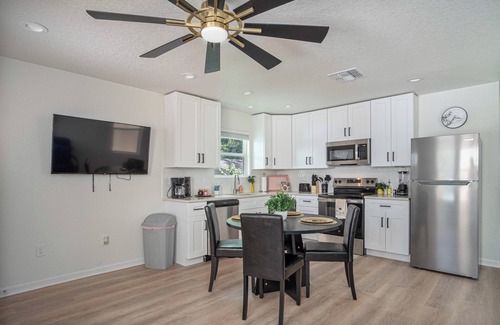 Nevada Street House | Historic Comfort 2BR/1BA Guesthouse Near Riverwalk