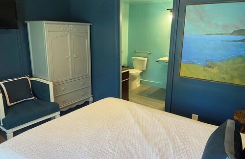 Lenox Bed & Breakfast | Historic Cornell Inn - Cozy Berkshires Retreat - Lenox, MA - Basic Queen