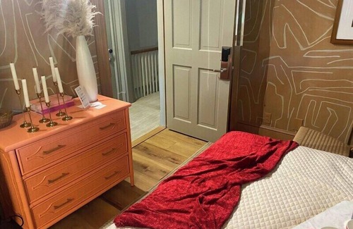 Lenox Bed & Breakfast | Historic Cornell Inn - Cozy Berkshires Retreat - Lenox, MA - Basic Queen