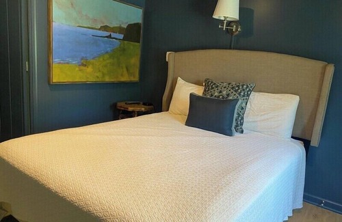 Lenox Bed & Breakfast | Historic Cornell Inn - Cozy Berkshires Retreat - Lenox, MA - Basic Queen