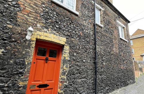 Margate Cottage | Historic cosy Old Town cottage-parking, garden, 2-min walk to beach